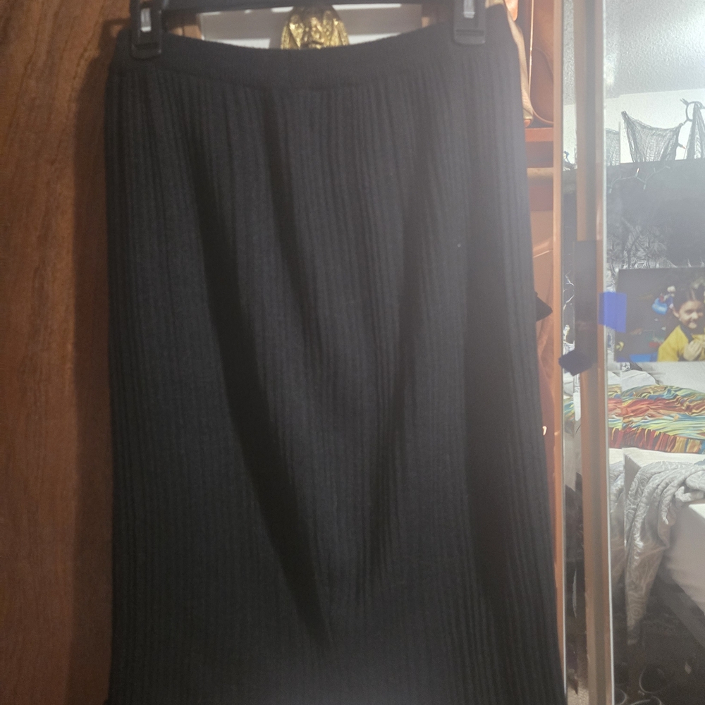 Elegant Black Ribbed Skirt